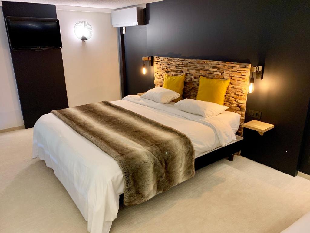Postel nebo postele na pokoji v ubytování Logis Hôtel Restaurant Le Fruitier