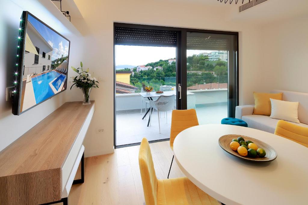 Televízia a/alebo spoločenská miestnosť v ubytovaní MODENA MARIS-heated pool-grill-relax-jacuzzi apartments