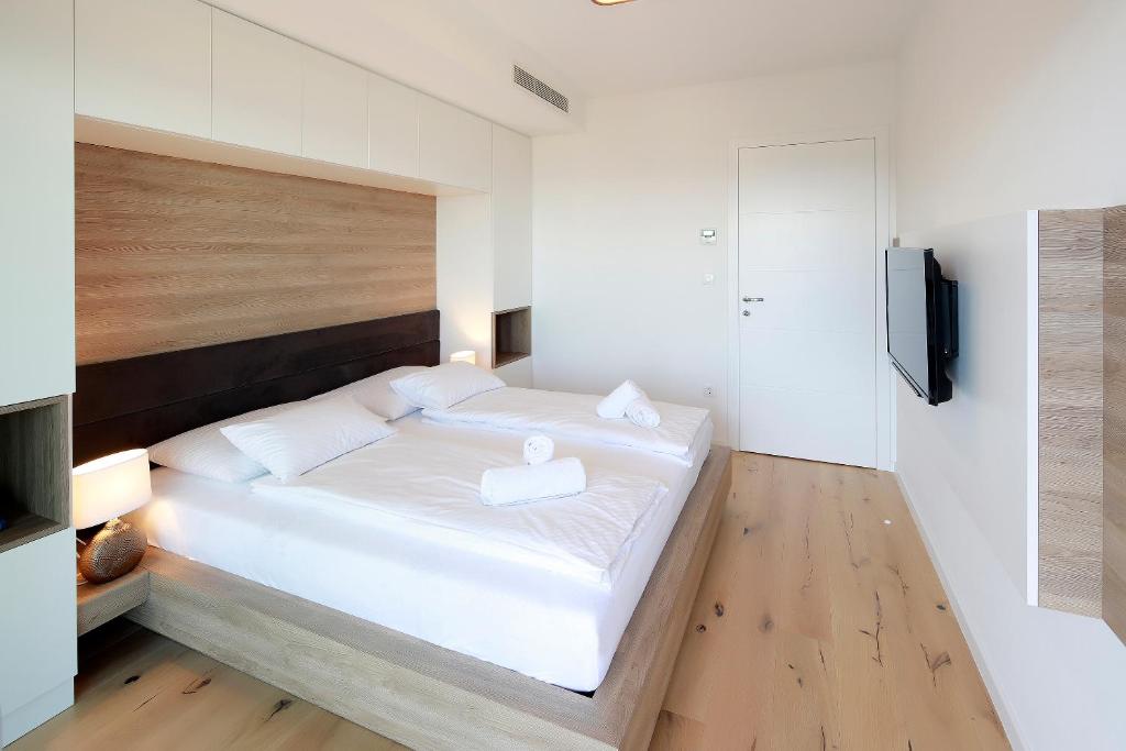 Posteľ alebo postele v izbe v ubytovaní MODENA MARIS-heated pool-grill-relax-jacuzzi apartments