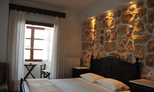 A bed or beds in a room at Guesthouse Papanikolaou
