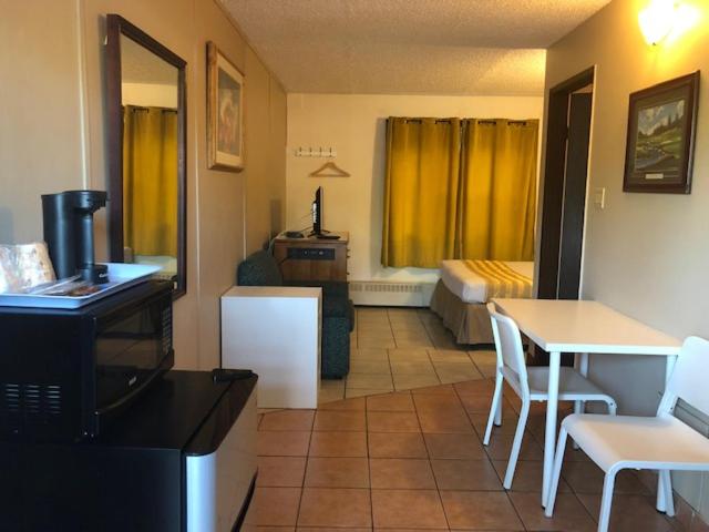 Kuchyň nebo kuchyňský kout v ubytování Thriftlodge Edmonton