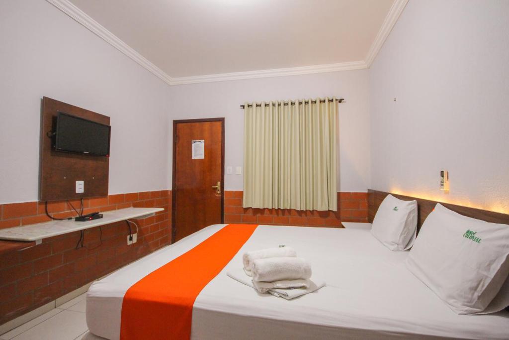 Tempat tidur dalam kamar di Hotel Colonial