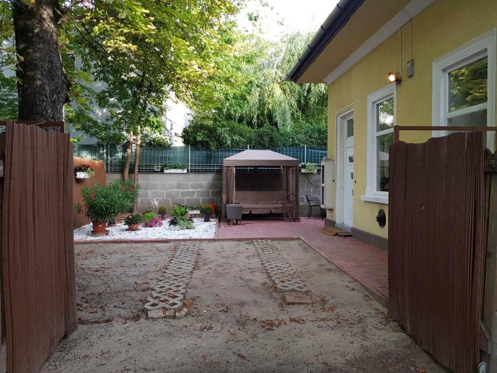 een achtertuin van een huis met een tuinhuisje bij Brand New Garden Flat / Free Parking in Boedapest