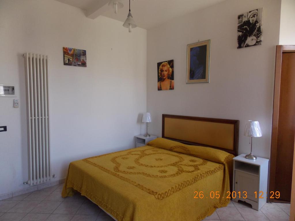 1 dormitorio con 1 cama y 2 cuadros en la pared en Il Gatto Con Gli Stivali, en Florencia