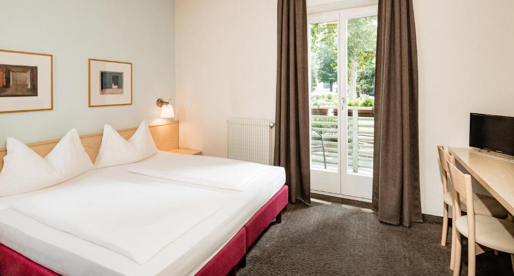 Postel nebo postele na pokoji v ubytování Hotel Heide Park