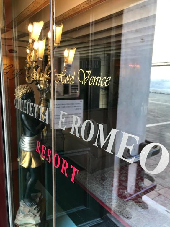 a window of a rome store with a sign on it at Sogno di Giulietta e Romeo in Venice