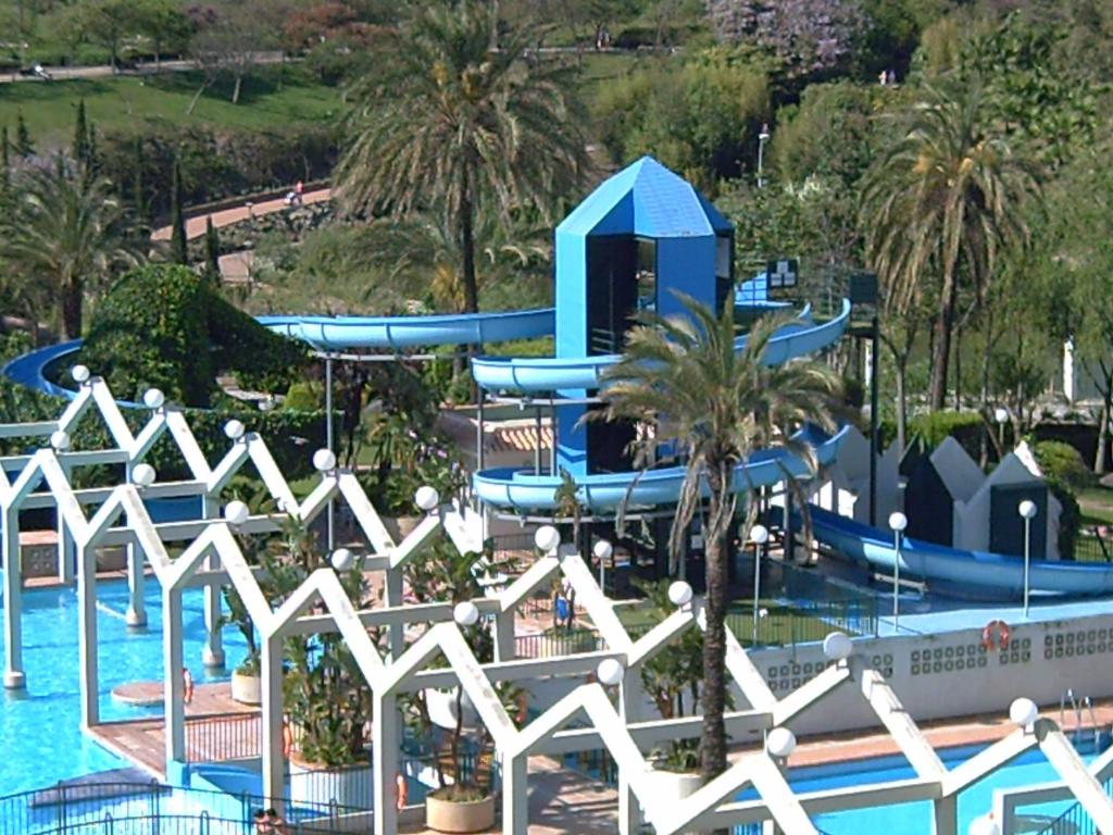 einen Wasserpark mit Pool und Wasserrutsche in der Unterkunft benalbeach, 315 in Benalmádena