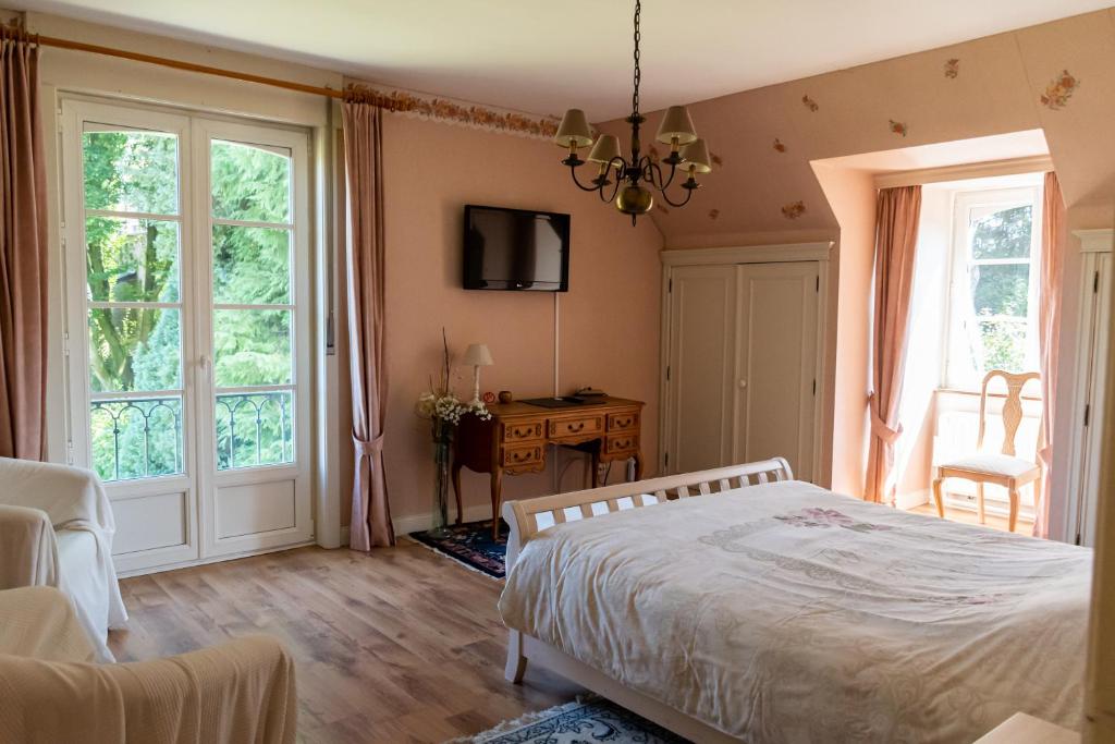 a bedroom with a bed and a tv on the wall at B&B El Tyu in Écaussinnes-dʼEnghien
