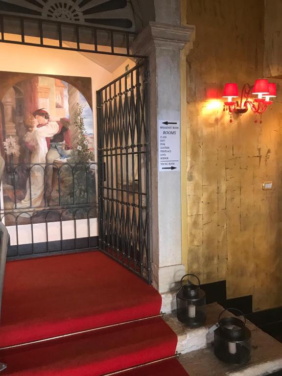 a door to a room with a red carpet and a wall at Sogno di Giulietta e Romeo in Venice