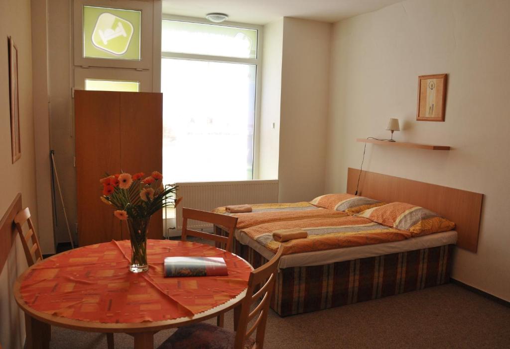 Postel nebo postele na pokoji v ubytování Hotel Děčín