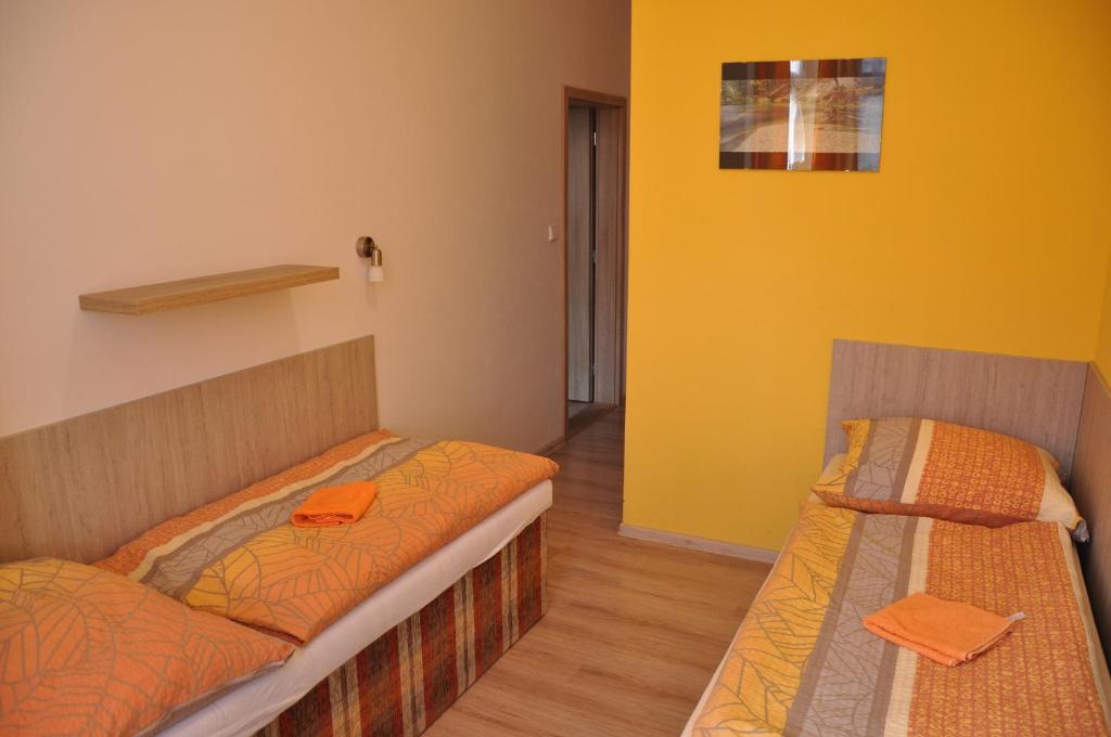 Postel nebo postele na pokoji v ubytování Hotel Děčín