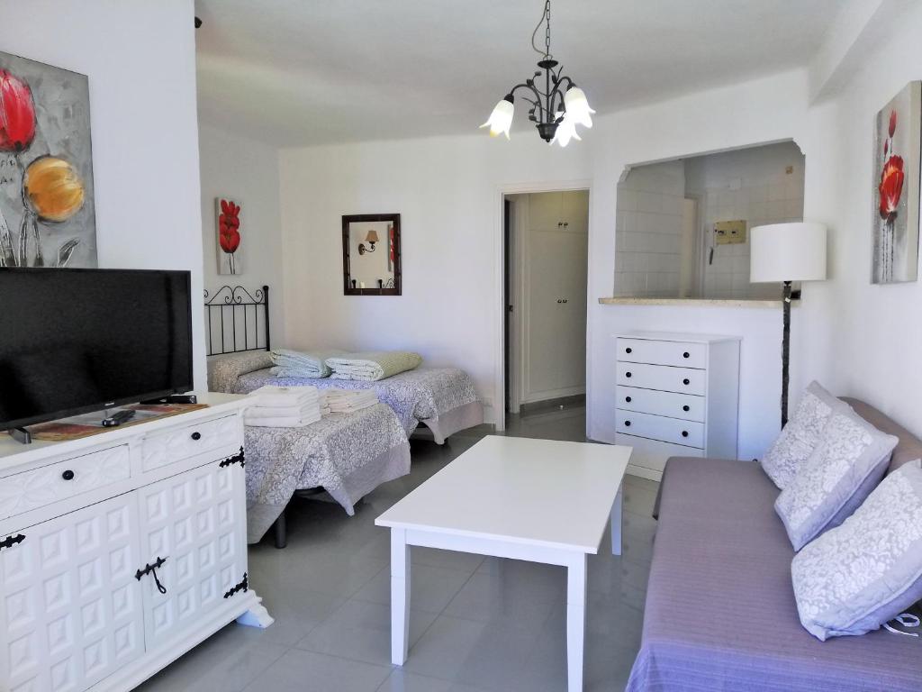 Postel nebo postele na pokoji v ubytování Apartamentos Intercentro Algarrobo-Costa APARTAMENTOS TURÍSTICOS -INMOBILIARIA