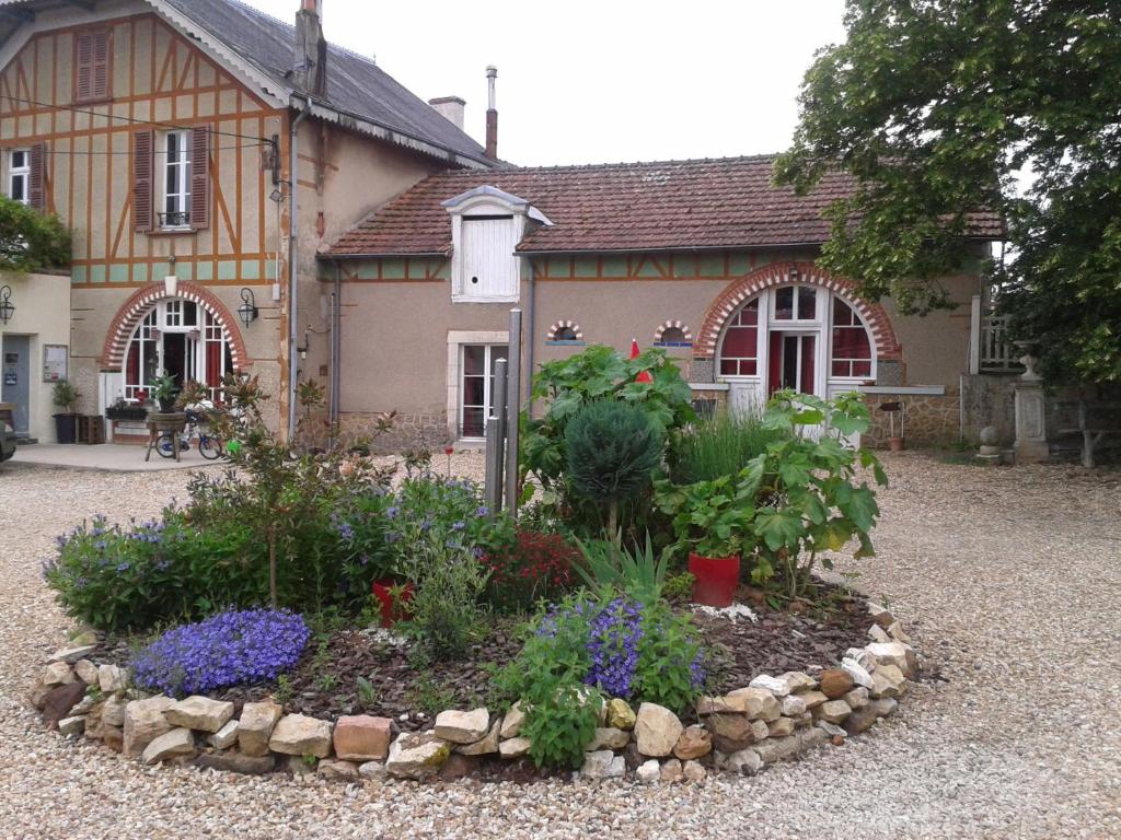 un jardín frente a una casa en Le Clos de la Fontaine, en Massay