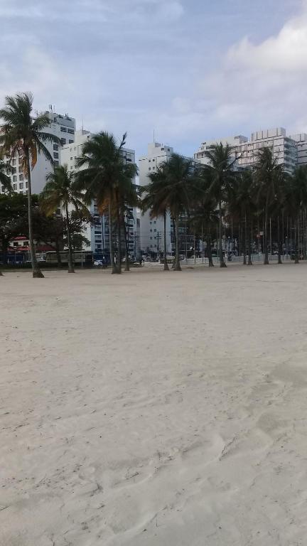  Apartamento vento e mar 2 quartos na quadra da praia