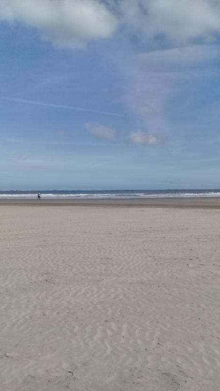  Apartamento vento e mar 2 quartos na quadra da praia