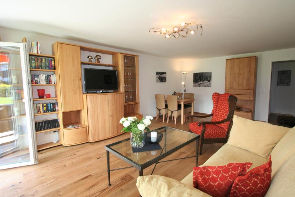 een woonkamer met een bank en een tafel bij Alpenflair Ferienwohnungen Whg. 226 Wiesacker in Oberstdorf