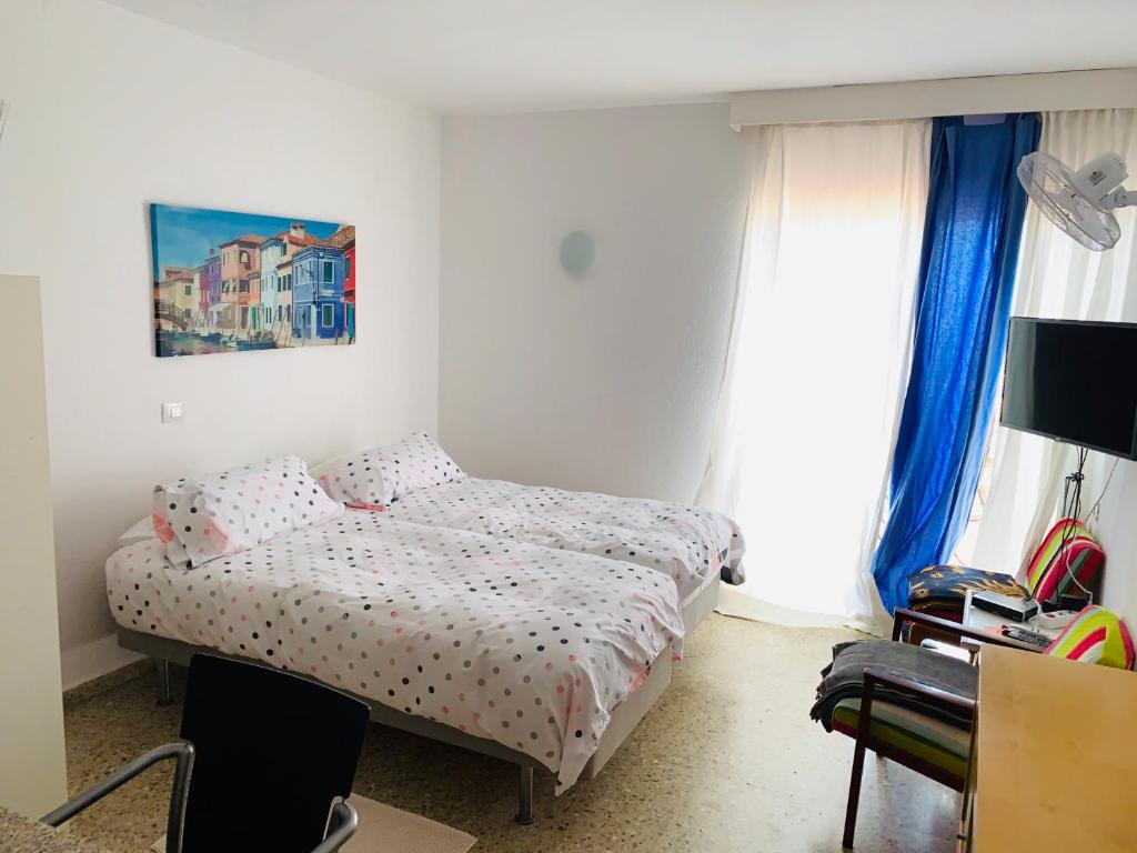 Habitación pequeña con cama y ventana en Estudio Ático Sol y Playa piscina en Puerto de la Cruz