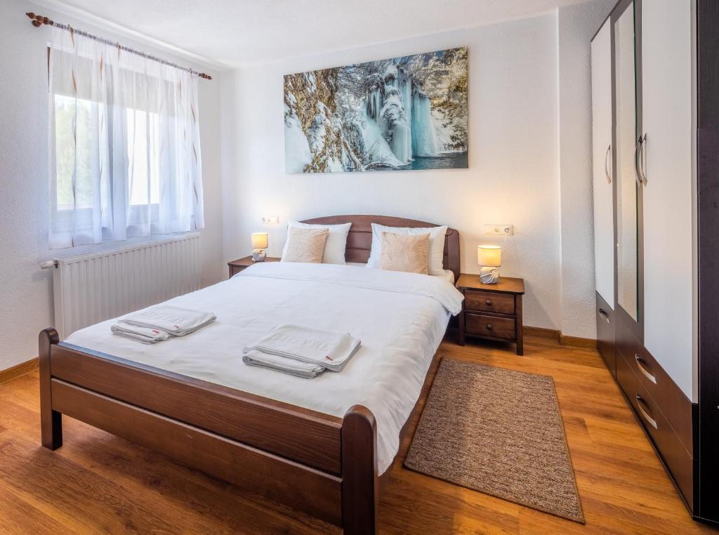 Postel nebo postele na pokoji v ubytování Apartmani Zeder Plitvička jezera