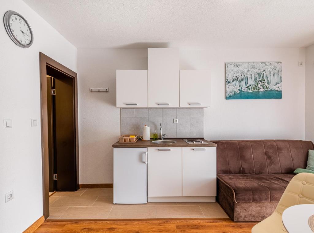 Kuchyň nebo kuchyňský kout v ubytování Apartmani Zeder Plitvička jezera