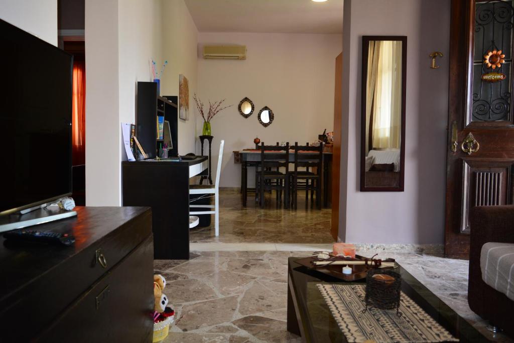 salon z kanapą i stołem w obiekcie Green House Nafplio w Nauplionie