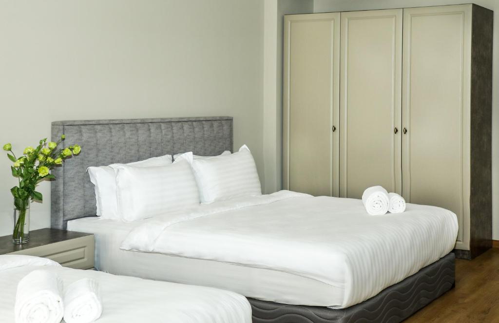 Postel nebo postele na pokoji v ubytování Teryan Pushkin Apart Hotel