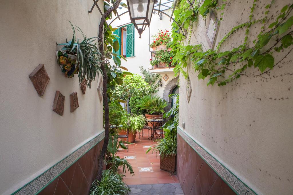 un vicolo in un centro storico con piante di Villa Elisa Holiday Home a Sorrento