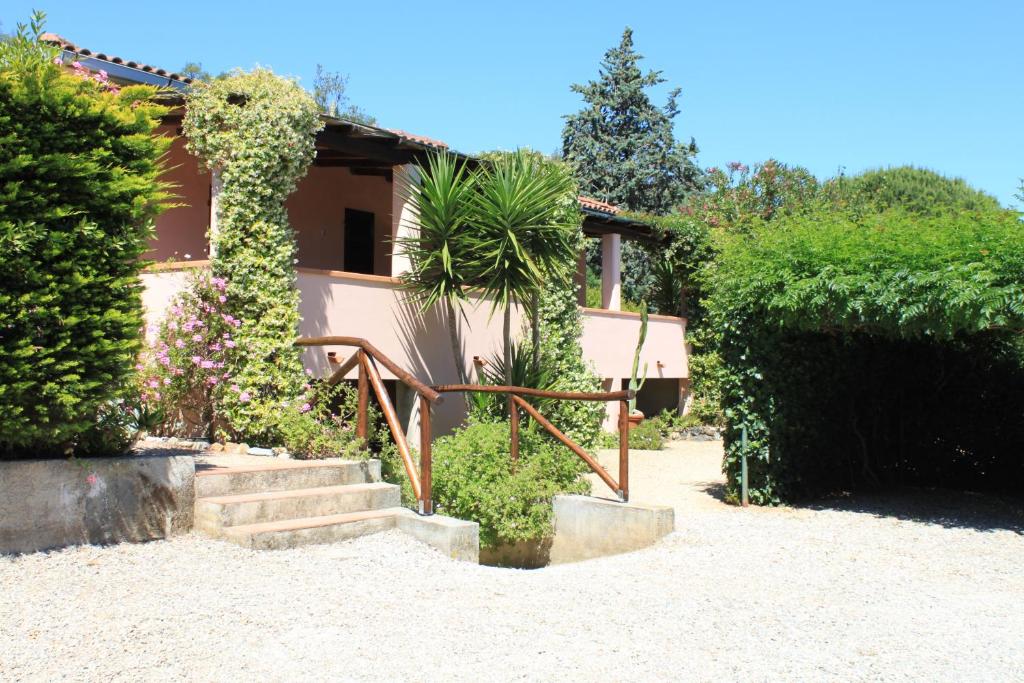 una casa con escaleras y plantas delante de ella en Casa Matilde, en Capoliveri