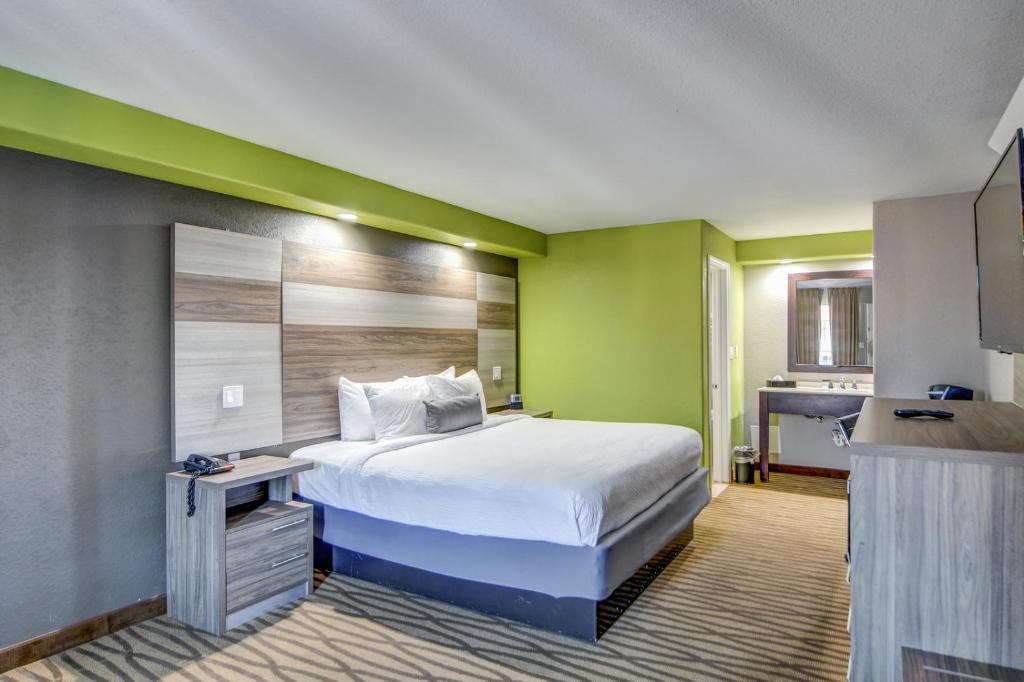 Postel nebo postele na pokoji v ubytování Seabreeze Inn - Fort Walton