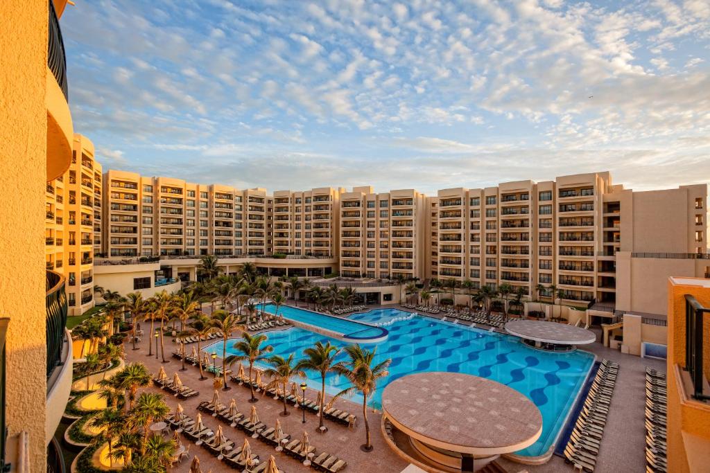 Vista de la piscina de The Royal Sands Resort & Spa o alrededores