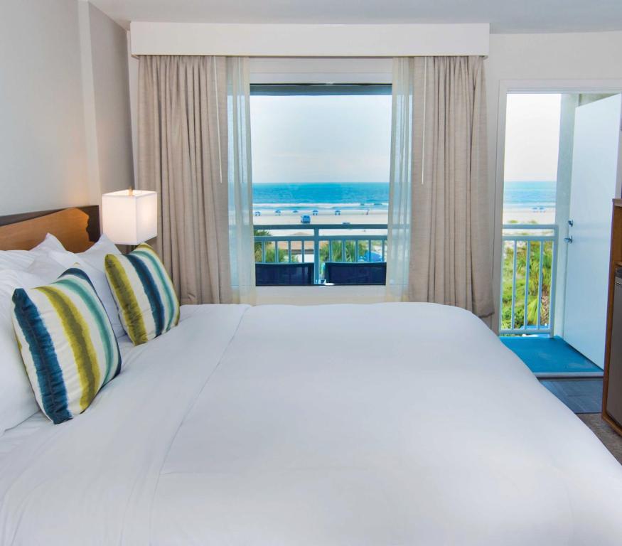 Voodi või voodid majutusasutuse Guy Harvey Resort on Saint Augustine Beach toas