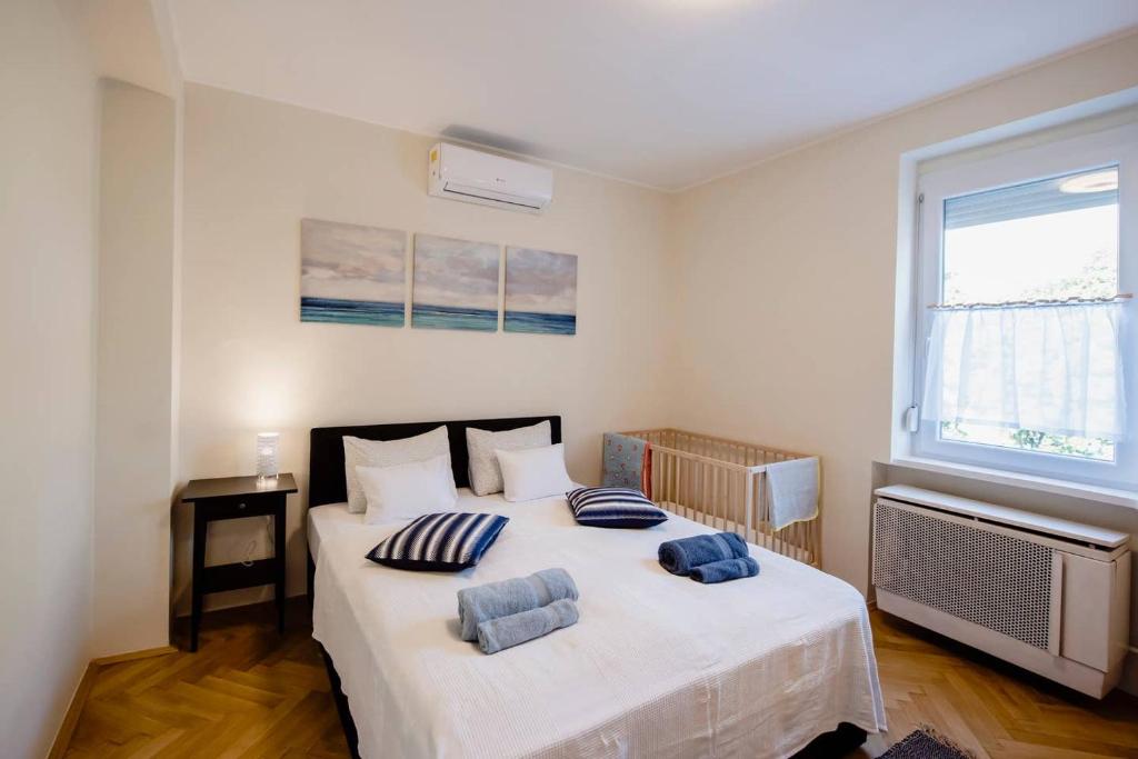 Postel nebo postele na pokoji v ubytování Viola Family Apartman free parking