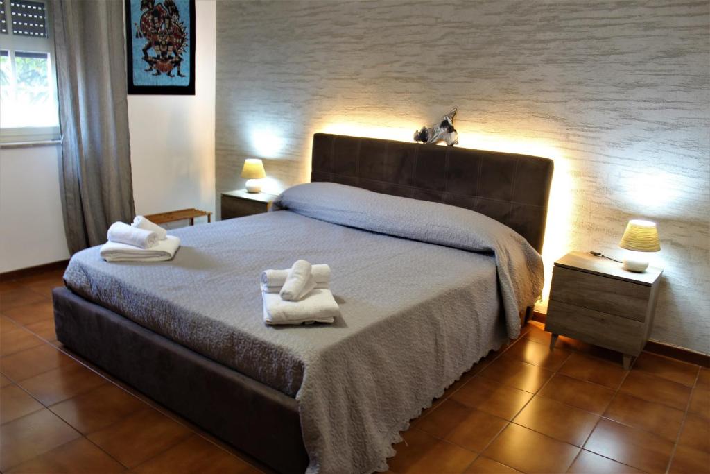 a bedroom with a bed with towels on it at B&B Atlante in Palermo