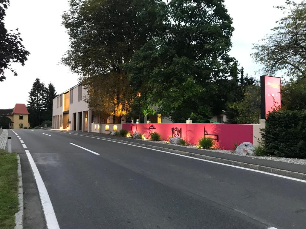 The surrounding neighborhood or a neighborhood close to a szállodákat