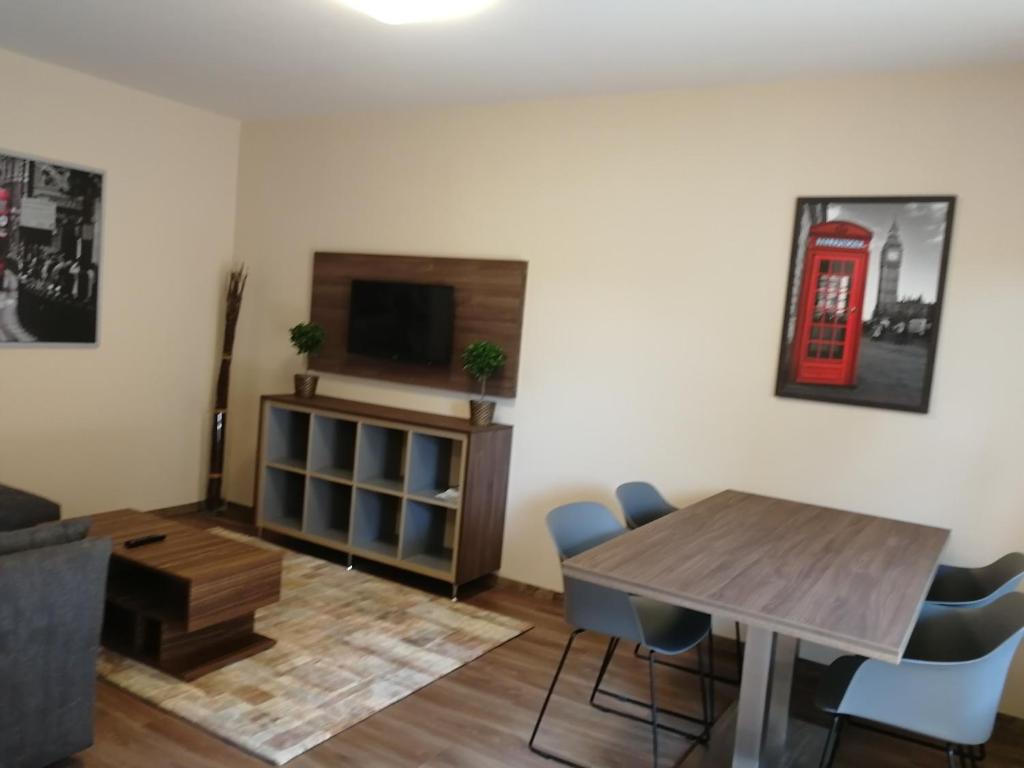 Televízia a/alebo spoločenská miestnosť v ubytovaní Óvár Apartman