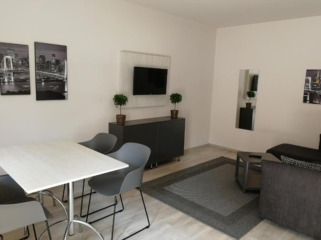 Televízia a/alebo spoločenská miestnosť v ubytovaní Óvár Apartman