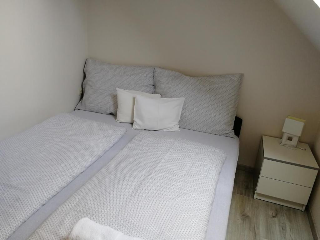 Posteľ alebo postele v izbe v ubytovaní Óvár Apartman