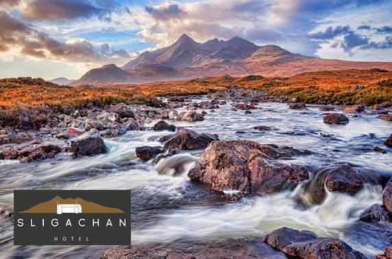 une photographie d’une rivière avec des montagnes en arrière-plan dans l'établissement Sligachan Hotel, à Sconser