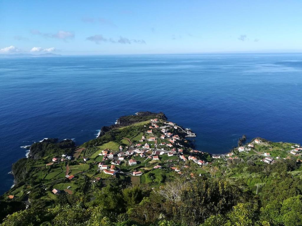 uma ilha no oceano com casas nela em Casa da Eira Velha em Fajã do Ouvidor