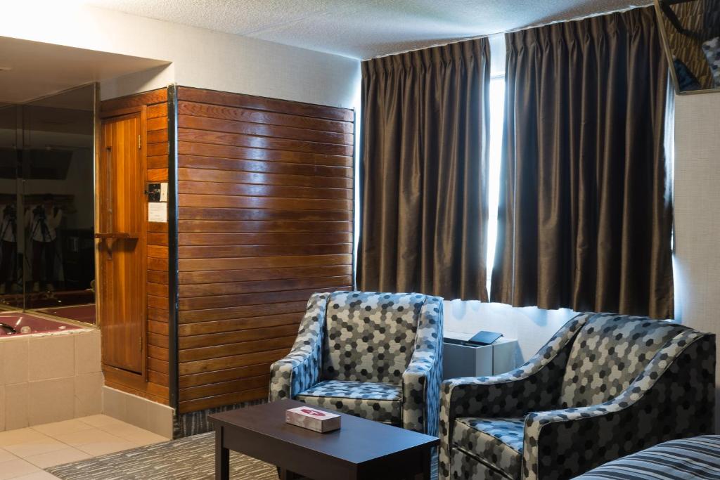 Posezení v ubytování Deluxe Inn