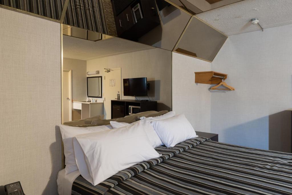 TV a/nebo společenská místnost v ubytování Deluxe Inn