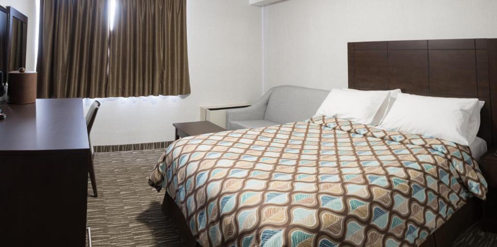 Postel nebo postele na pokoji v ubytování Deluxe Inn