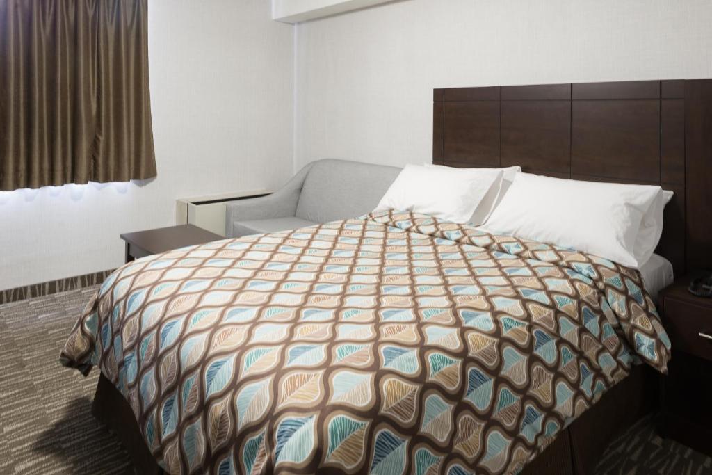 Postel nebo postele na pokoji v ubytování Deluxe Inn