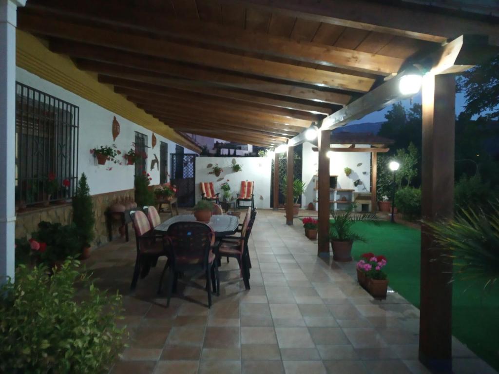 En restaurant eller et spisested på Cortijo Maromilla vivienda rural con piscina