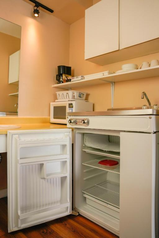 Kuchyň nebo kuchyňský kout v ubytování Thunderbird Motor Inn