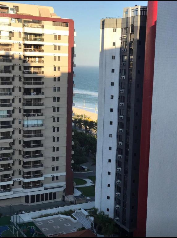  Flat com 65 metros; sala; duas suítes; cozinha Recém-reformado