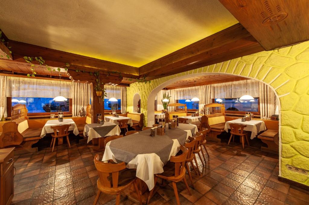 Reštaurácia alebo iné gastronomické zariadenie v ubytovaní Gasthaus Traube