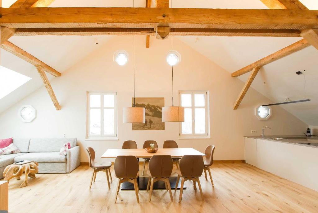 ein Esszimmer und ein Wohnzimmer mit einem Tisch und Stühlen in der Unterkunft adler alpen apartments in Schruns-Tschagguns