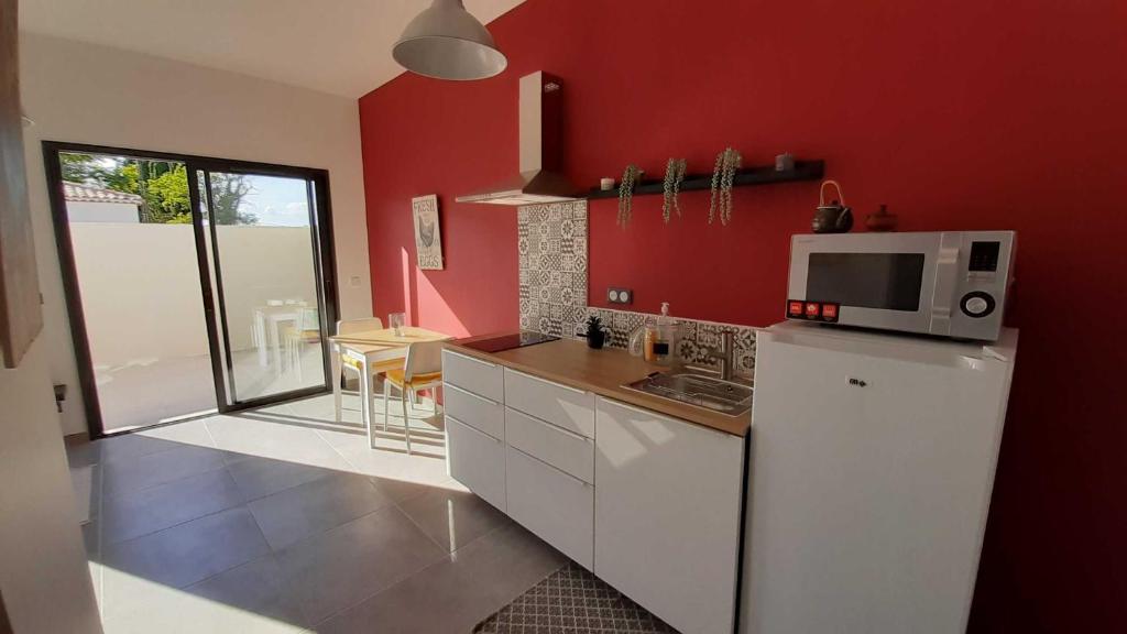 a kitchen with a white refrigerator and a microwave at Villa Quatra aux portes d'Aix-en-Provence in Éguilles