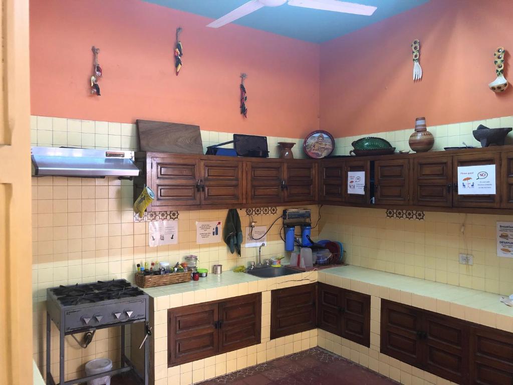 Kuchyň nebo kuchyňský kout v ubytování Casa Kraken Hostel