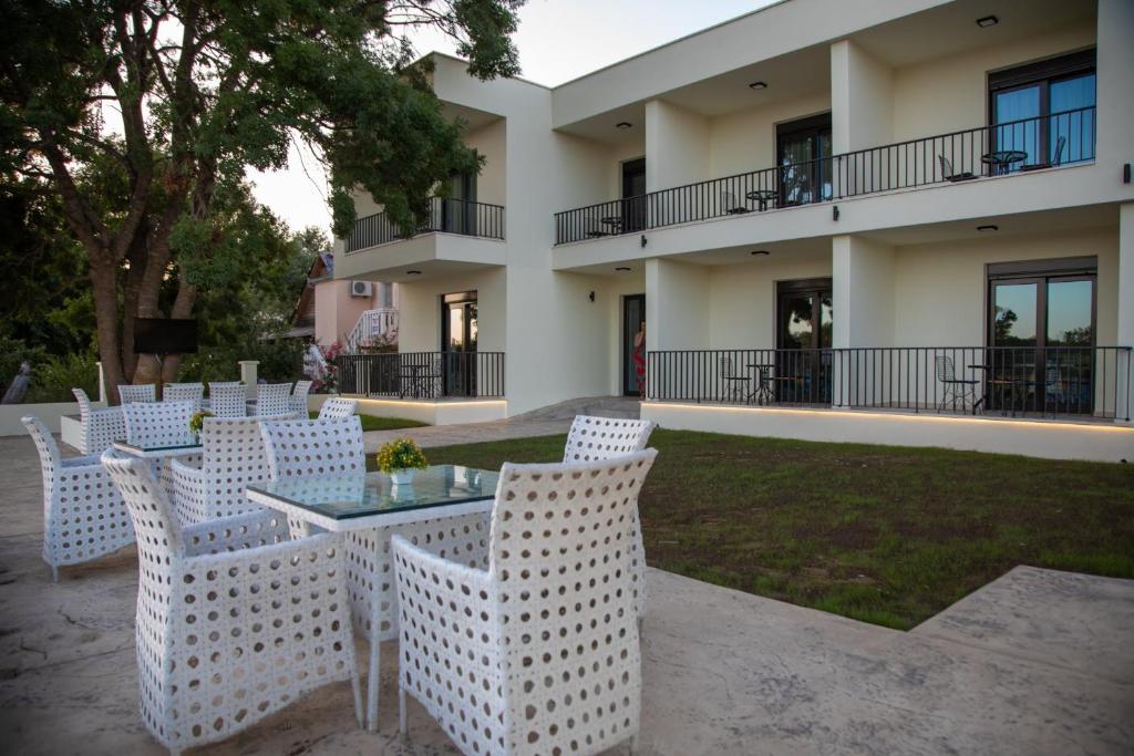 une table et des chaises devant un bâtiment dans l'établissement Apartments E&S, à Ulcinj